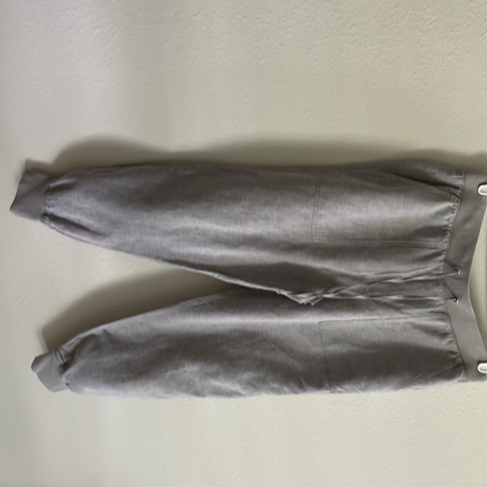 Gap woman’s linen grey joggers. Size medium draw string elastic waistband
